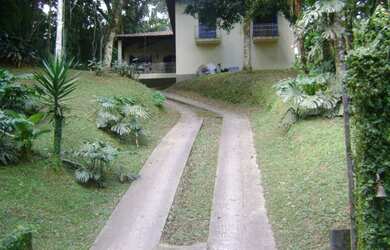 Imagem: A casa possui 5 Dormitórios, 1 Suíte, 2 Banheiros, 2 Vagas