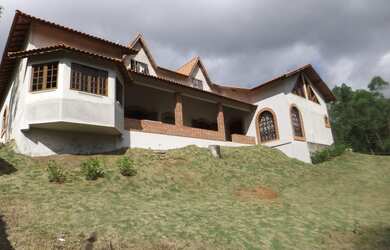 Imagem: A casa possui 3 Dormitórios, 3 Suítes, 5 Banheiros, 500m²