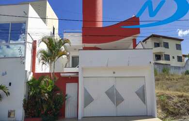 Imagem: A casa possui 3 Dormitórios, 1 Suíte, 2 Vagas na garagem