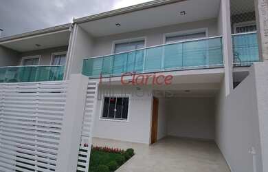 Imagem: A casa possui 3 Dormitórios, 2 Vagas na garagem, 100m² de