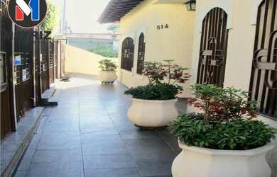 Imagem: A casa possui 4 Dormitórios, 2 Suítes, 1 Banheiro, 6 Vagas