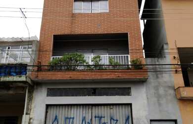 Imagem: A casa possui 3 Dormitórios, 2 Banheiros, 3 Vagas na garagem