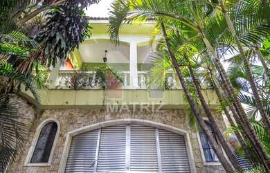 Imagem: A casa possui 3 Dormitórios, 1 Suíte, 4 Banheiros, 3 Vagas