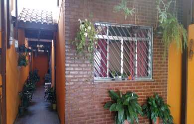 Imagem: A casa possui 2 Dormitórios, 1 Banheiro, 2 Vagas na garagem