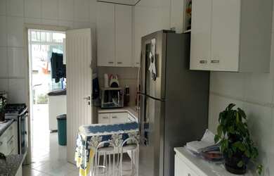 Imagem: A casa possui 3 Dormitórios, 3 Suítes, 3 Banheiros, 8 Vagas