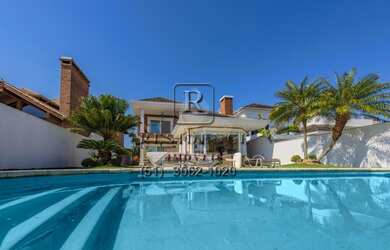 Imagem: A casa em condomínio possui 3 Dormitórios, 3 Suítes, 5 Banheiros