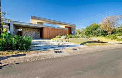 Imagem: A casa em condomínio possui 4 Dormitórios, 4 Suítes, 5 Banheiros