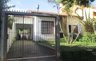 Imagem: A casa possui 3 Dormitórios, 1 Suíte, 2 Banheiros, 2 Vagas