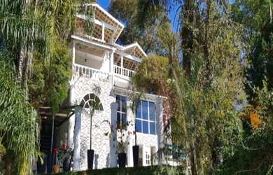 Imagem: A casa possui 4 Dormitórios, 4 Suítes, 6 Banheiros, 6 Vagas