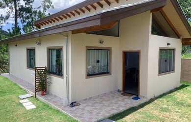 Imagem: A casa possui 3 Dormitórios, 1 Suíte, 2 Banheiros, 5 Vagas