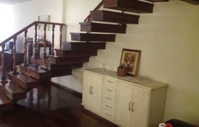 Imagem: A casa possui 4 Dormitórios, 2 Suítes, 5 Banheiros, 15 Vagas