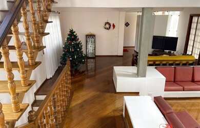 Imagem: A casa possui 4 Dormitórios, 4 Suítes, 6 Banheiros, 3 Vagas