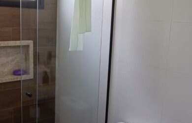 Imagem: A casa possui 3 Dormitórios, 3 Suítes, 5 Banheiros, 4 Vagas