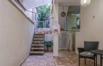 Imagem: A casa possui 4 Dormitórios, 2 Suítes, 5 Banheiros e 4 Vagas