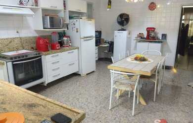 Imagem: A casa possui 2 Dormitórios, 1 Banheiro e 2 Vagas na garagem