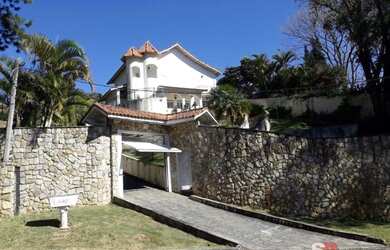 Imagem: A casa possui 4 Dormitórios, 4 Suítes, 6 Banheiros, 8 Vagas