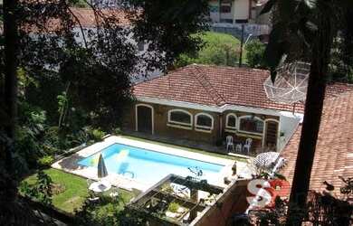 Imagem: A casa possui 4 Dormitórios, 2 Suítes, 4 Banheiros, 5 Vagas