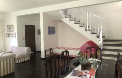 Imagem: A casa possui 4 Dormitórios, 2 Suítes, 4 Banheiros e 2 Vagas