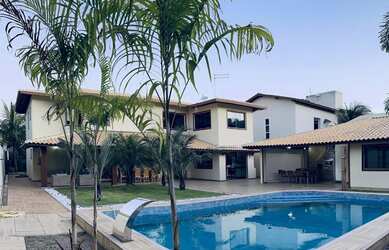 Imagem: A casa em condomínio possui 5 Dormitórios, 5 Suítes, 4 Vagas