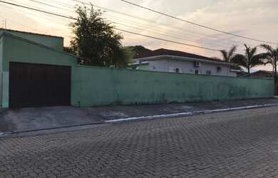 Imagem: A casa possui 3 Dormitórios, 1 Suíte, 3 Banheiros, 2 Vagas