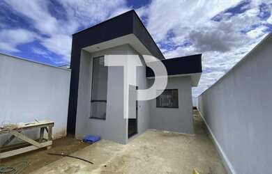 Imagem: A casa possui 3 Dormitórios, 1 Suíte, 2 Banheiros, 2 Vagas