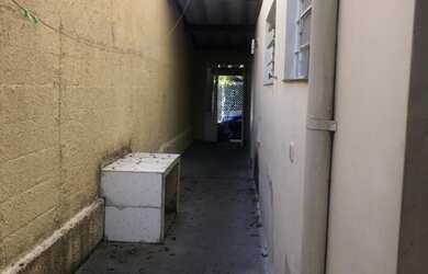 Imagem: A casa à venda possui 4 Dormitórios, 1 Suíte, 2 Banheiros