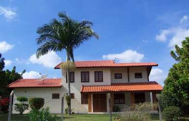 Imagem: A chácara possui 4 Dormitórios, 2 Suítes, 1 Banheiro, 10