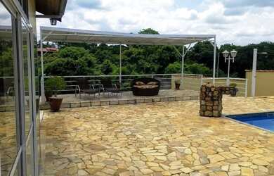 Imagem: A chácara possui 5 Dormitórios, 2 Suítes, 2 Banheiros, 5