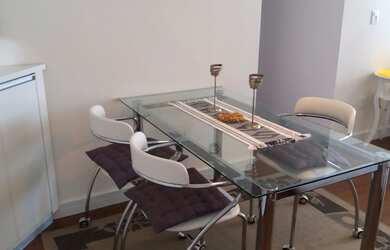 Imagem: O apartamento possui 2 Dormitórios, 1 Banheiro, 1 Vaga na garagem