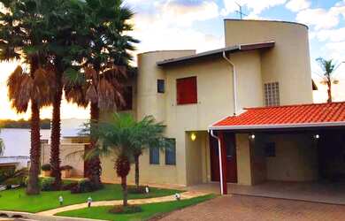 Imagem: A casa em condomínio possui 4 Dormitórios, 2 Suítes, 5 Banheiros