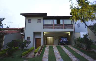 Imagem: A casa em condomínio possui 3 Dormitórios, 2 Suítes, 4 Banheiros