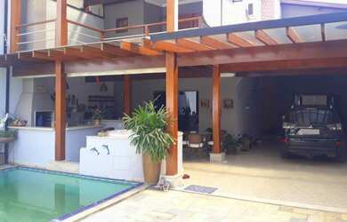 Imagem: A casa em condomínio possui 4 Dormitórios, 1 Suíte, 4 Banheiros