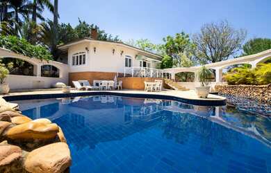 Imagem: A casa em condomínio possui 5 Dormitórios, 3 Suítes, 10 Banheiros