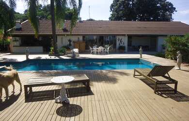 Imagem: A casa em condomínio possui 4 Dormitórios, 4 Suítes, 6 Banheiros