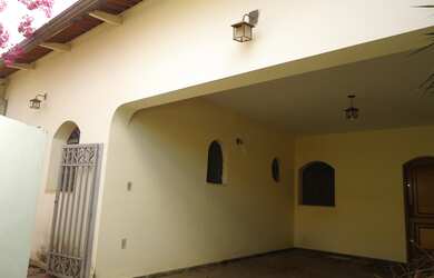 Imagem: A casa possui 3 Dormitórios, 1 Suíte, 4 Banheiros, 4 Vagas