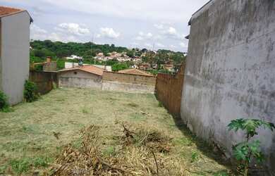 Imagem: O terreno possui 379m² de Área Privada e está localizado