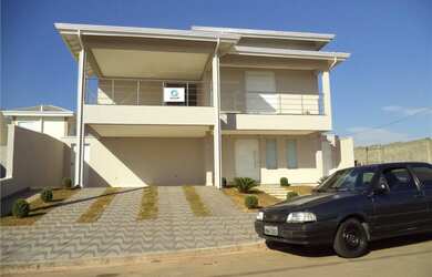 Imagem: A casa em condomínio possui 3 Dormitórios, 3 Suítes, 6 Banheiros