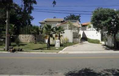 Imagem: A casa em condomínio possui 4 Dormitórios, 4 Suítes, 6 Banheiros