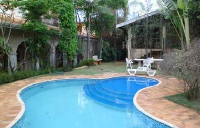 Imagem: A casa em condomínio possui 4 Dormitórios, 4 Suítes, 6 Banheiros