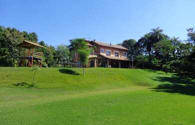 Imagem: A casa em condomínio possui 4 Dormitórios, 4 Suítes, 5 Banheiros