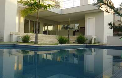 Imagem: A casa em condomínio possui 4 Dormitórios, 4 Suítes, 6 Banheiros