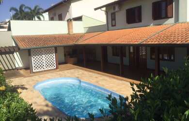 Imagem: A casa em condomínio possui 4 Dormitórios, 2 Suítes, 5 Banheiros