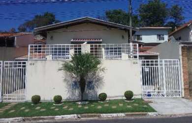 Imagem: A casa possui 4 Dormitórios, 2 Suítes, 2 Banheiros, 4 Vagas