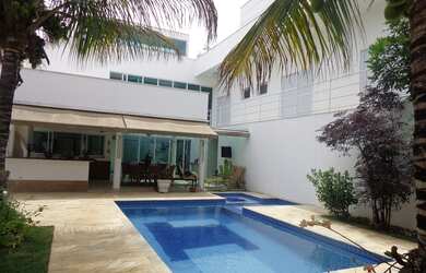 Imagem: A casa em condomínio possui 5 Dormitórios, 5 Suítes, 8 Banheiros