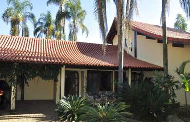 Imagem: A casa em condomínio possui 5 Dormitórios, 3 Suítes, 7 Banheiros