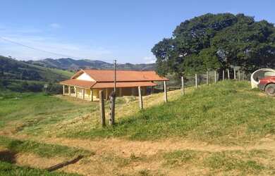 Imagem: A fazenda possui 3 Dormitórios, 2 Banheiros, 60m² de Área