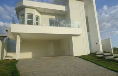 Imagem: A casa em condomínio possui 4 Dormitórios, 3 Suítes, 5 Banheiros