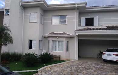 Imagem: A casa em condomínio possui 3 Dormitórios, 3 Suítes, 4 Banheiros