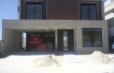 Imagem: A casa em condomínio possui 4 Dormitórios, 4 Suítes, 6 Banheiros