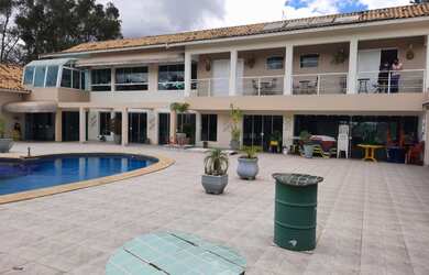 Imagem: A casa possui 10 Dormitórios, 6 Suítes, 17 Banheiros, 20 Vagas